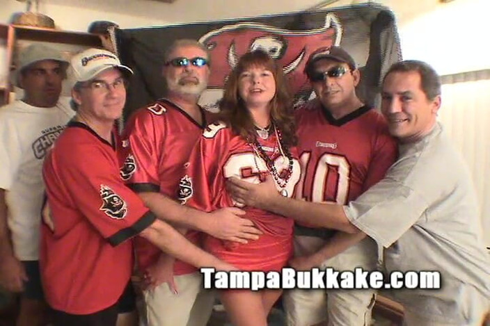 Tampa Bukkake: Florida milf bucs în grup ejaculare multiplă la petrecerea cu spermă...