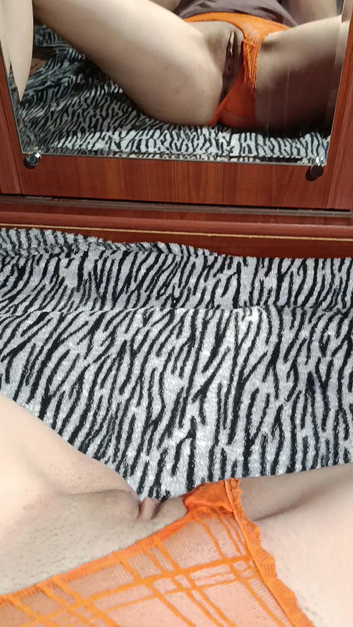 OniSoi: Domácí masturbace před zrcadlem Bez toho, aby si sundala kalhotky