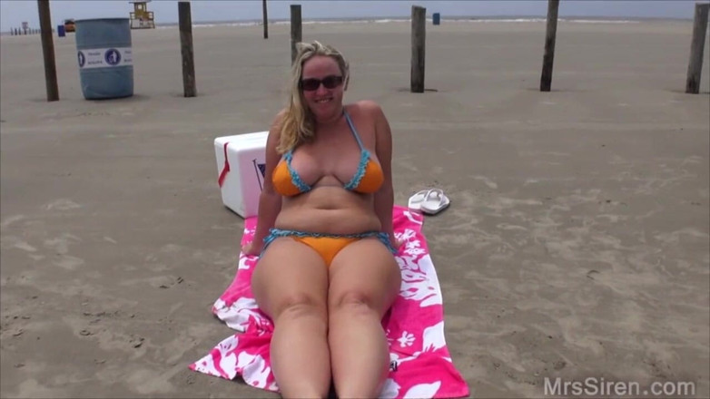 Siren XXX Studios: Wife masturbates on beach