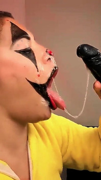 Frecher Clown fickt seine Kehle mit Fickmaschine