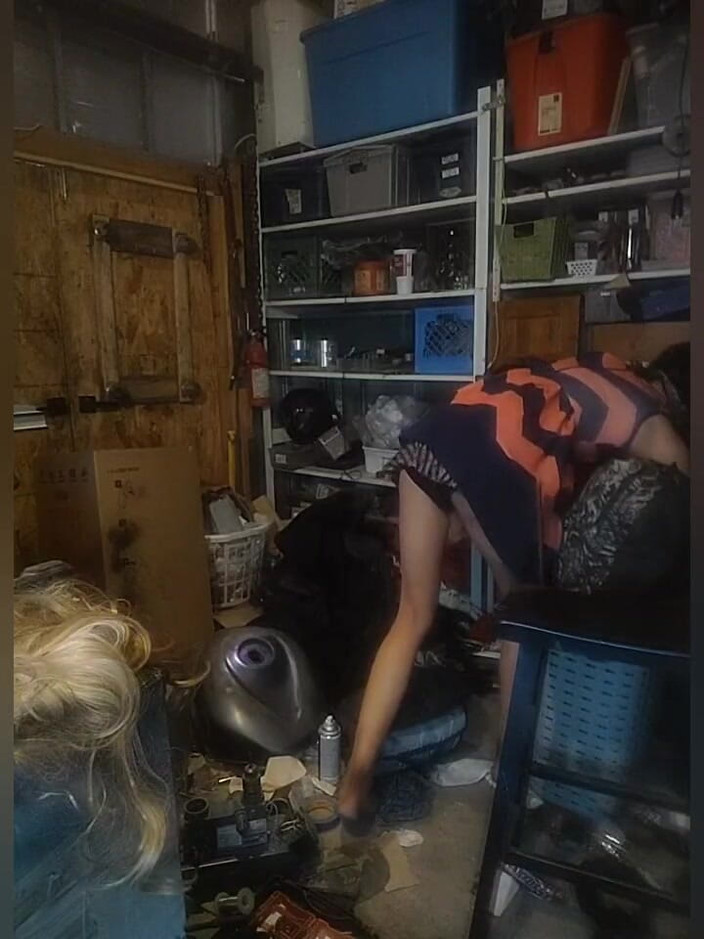 K8e Snow: Travestito seducente che si spoglia e stuzzica in un deposito...