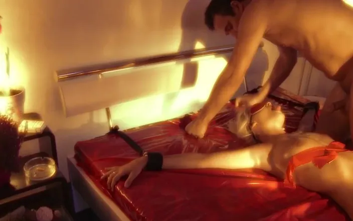 BDSM Deutschland: Slave Tied to the Bed and Blindfolded Has Sex with...