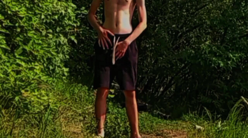 Fish Cam: Un giovane gay masturba un cazzo sulla riva del fiume