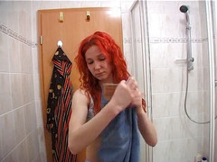 Lucky Cooch: Amatérská zrzaká kráska se sprchuje