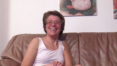 Nightclub Mature: Zralá žena v červených podpatcích masturbuje v detailním videu se svými sexuálními...