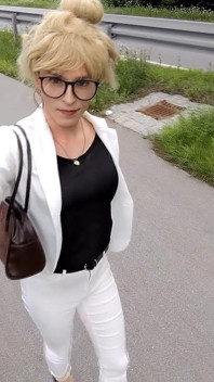 핫한 화이트 청바지를 입고 젖는 트란니 워크& 화가!