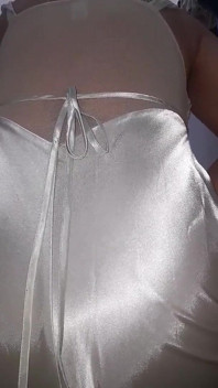 Asiática crossdresser vestindo vestido de camisinha longo e sedoso