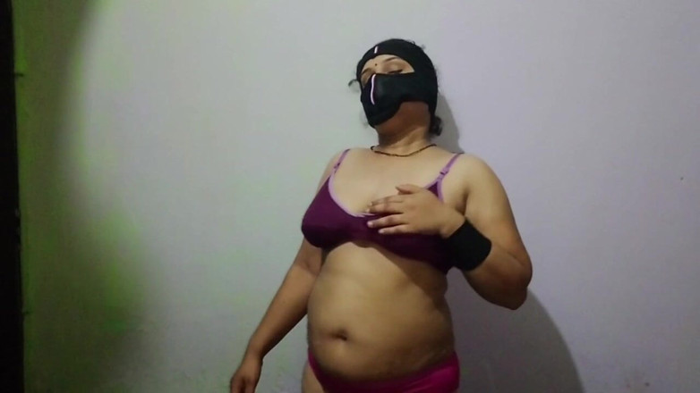 bisex321: Ateşli amcık Siyani üvey kız kardeşinin orgazmı