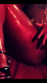 Ms Red X le encanta ser glaseada strip tease