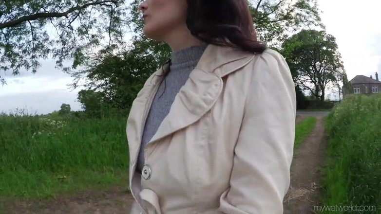 Faye Taylor: Pissing my White Leggings in the field