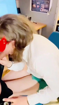 オフィスの精液を食べる、オフィスでの一日、ソーダフェラチオとザーメン、浮気妻が上司のペニスをしゃぶって彼のザーメンを食べる