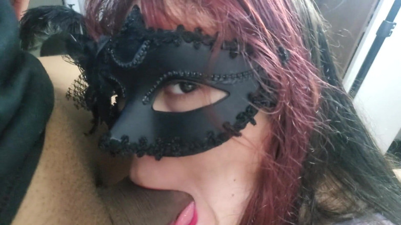 DherlyDoll: Boneka ini lagi asik nyepong kontol nikmat banget