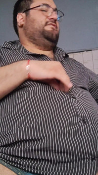 Gruby gracz uzależniony od masturbacji