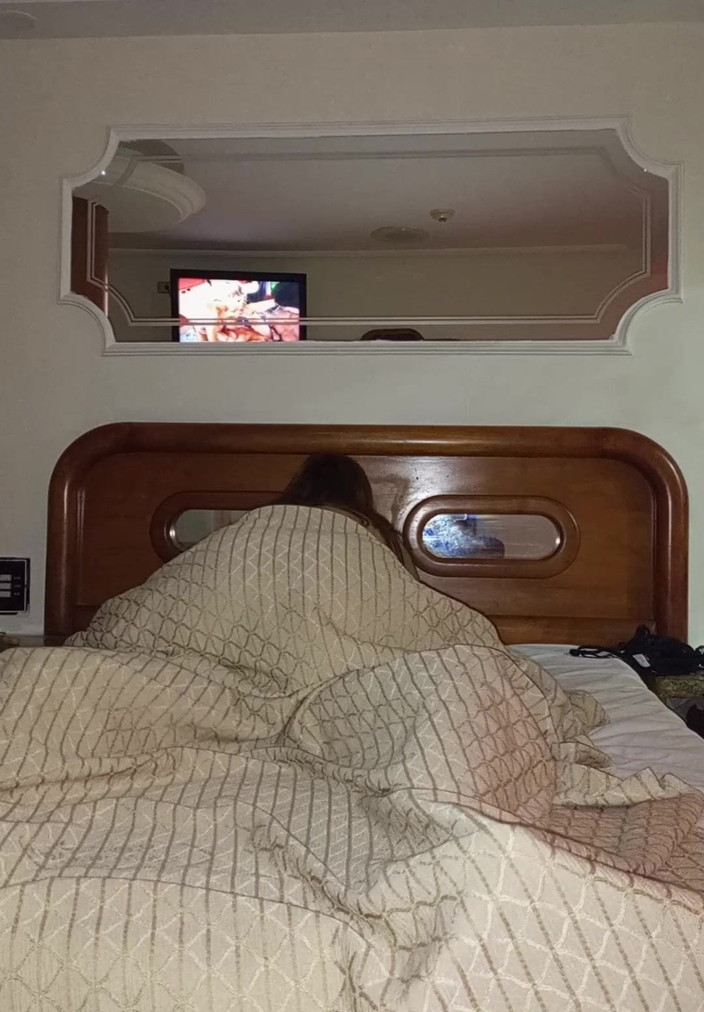 Andromeda89: Ik ging de kamer van mijn stiefzus vriendje binnen omdat...