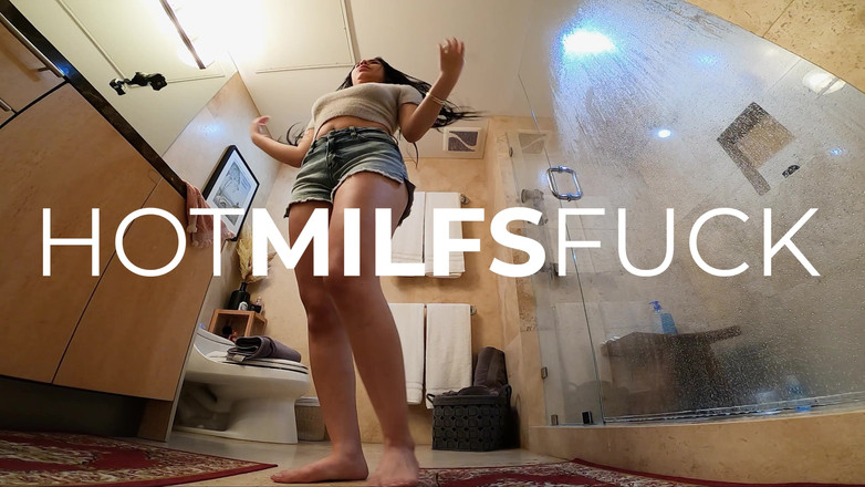 Hot Milfs Fuck: Натуральная милфа-брюнетка принимает это сзади