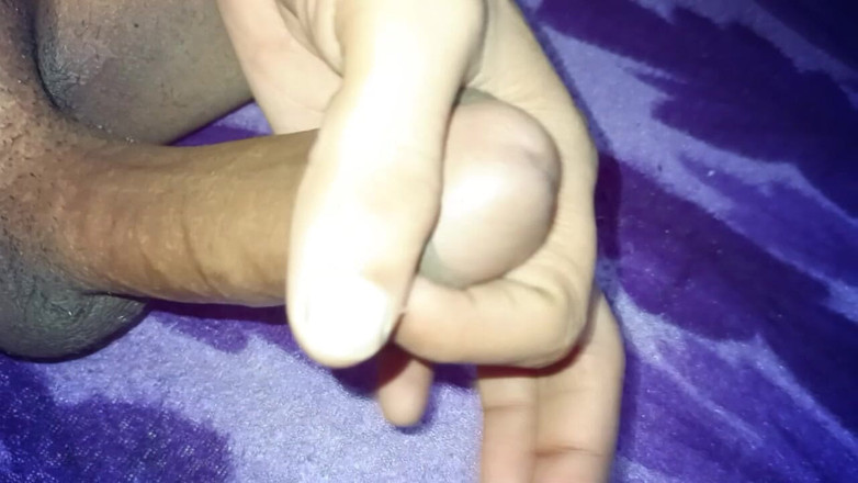 Luckky: Indický sexy chlap masturbuje v místnosti
