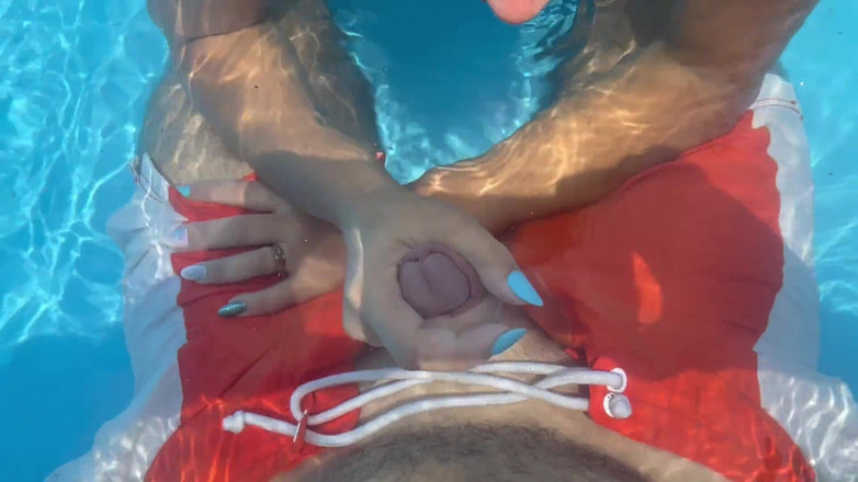 fantasycouplexxx: Blowjob, handjob im öffentlichen pool