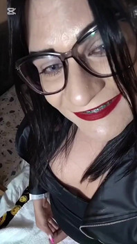 Shemale brinca com o pau dela