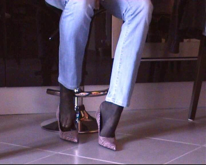 Nyllady: Shoeplay dalam pantyhose hitam dan pam merah jambu