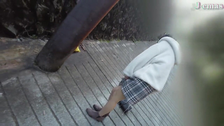 J-Cams: Odvážná kráska objímá pod širým nebem a zanechává teplou stopu, kde...