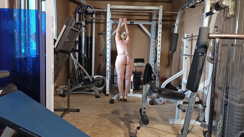 StrongSrg: Volwassen trut liet naakte workout zien en krijgt sperma in...