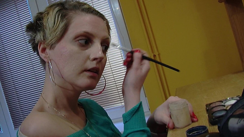 All Those Girlfriends: Teresa Suarez si mette il trucco sul suo viso