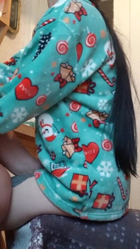 我的女朋友和我在厨房里互相自慰，而我们的管家正在准备早餐