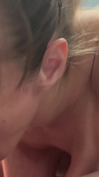 Stiefmutter sperrte mich in mein zimmer und lutschte meinen fick, bis ich mein sperma in ihre kehle geblasen habe!