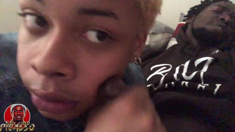 The last real top: Sexgodpicasso se fait sucer par son portable