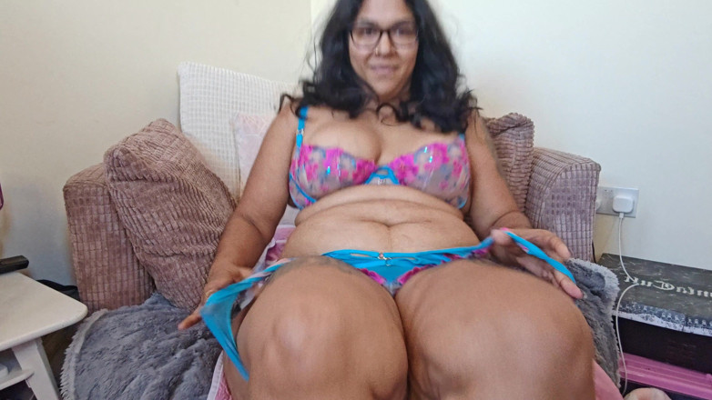 Zozonicoco: Азіатська товстушка грає зі своєю пиздою та дупою, подвійне проникнення та сквірт