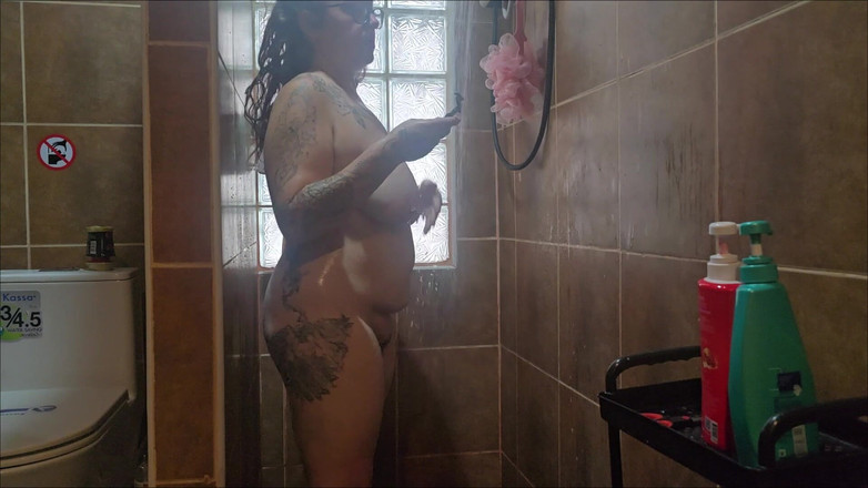 Jimbob Star Straight: Jade rase sa chatte poilue sous la douche