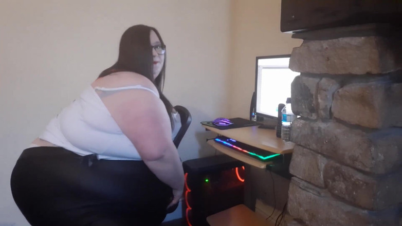 SSBBWLadyBrads: Ssbbw-werknemer op kantoor in het donker