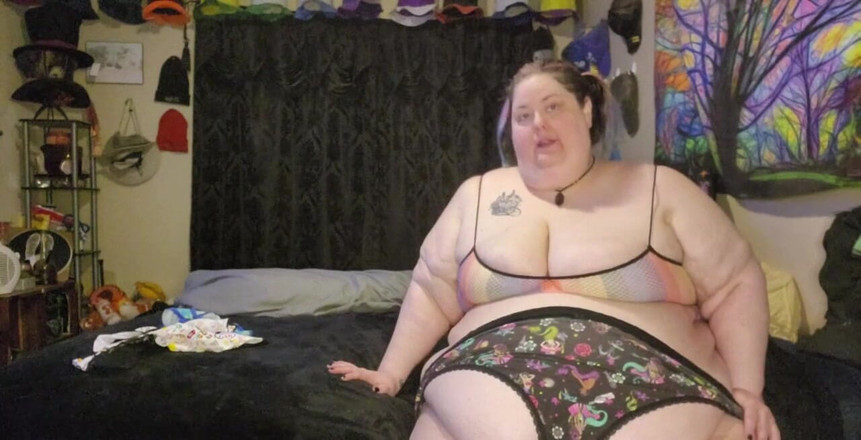 Kitty Delgato: Stara się przymierzyć i pokazać moje majtki stringi