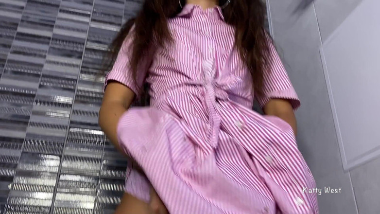 Katty West: Pisse dans les toilettes