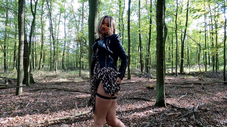 German Fuck Girls: Занадто грубо! Мона вперше займалася сексом на вулиці!