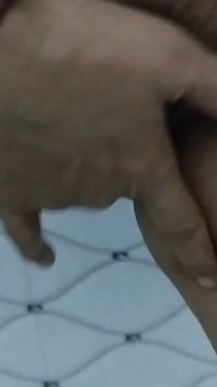 Cewek seksi ini lagi asik fingering memeknya dan jilat memeknya dengan posisi berdiri sambil berdiri!