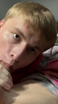 Il giovane gay Aiden succhia il grosso cazzo del suo fidanzato matty in macchina