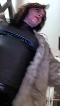 Luxury Fur और Leather fetish - गले में गहरे लंड लेना, दोहरा वीर्य और जुनूनी लंड चुसाई ep. 326