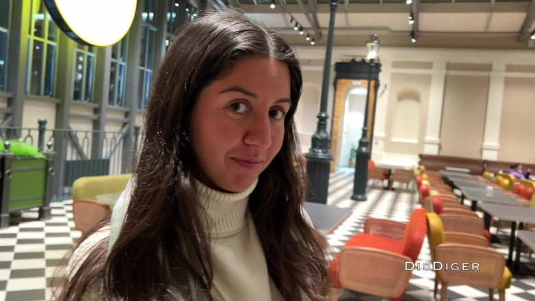 Dis Diger: Casting porno réel dans les toilettes publiques d’un centre commercial