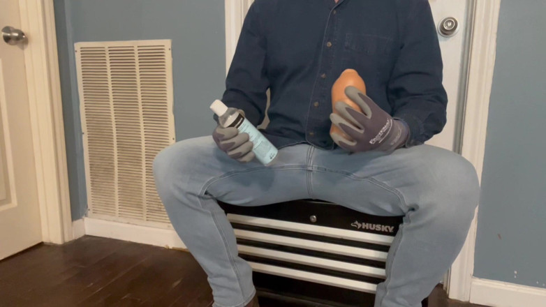 Mister Masturbation: Reparador se distrae con juguete en su caja de herramientas