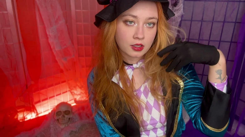 Sheryl X Sinclair: Девушка Безумный Шляпница получила интересный подарок на Хэллоуин!