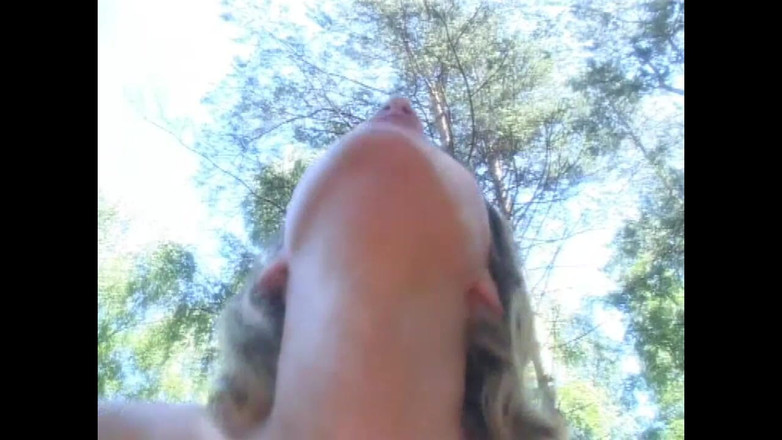 Forte Porno: Две шлюшки трахнули раком с презервативом на улице и спермой в рот и на сиськи