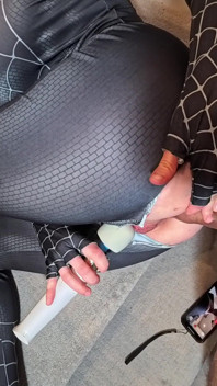 Spider Girl Anal kremówka z dużymi cyckami jedzie kutasa, aż spuści. Anal zniszczony przez wielkiego 8-calowego penisa
