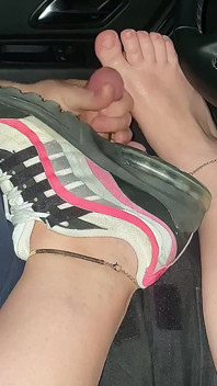 Schöner Footjob im auto, fußfetisch