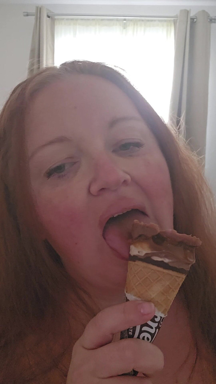 Amelliya: Comer helado puede ser muy sexy