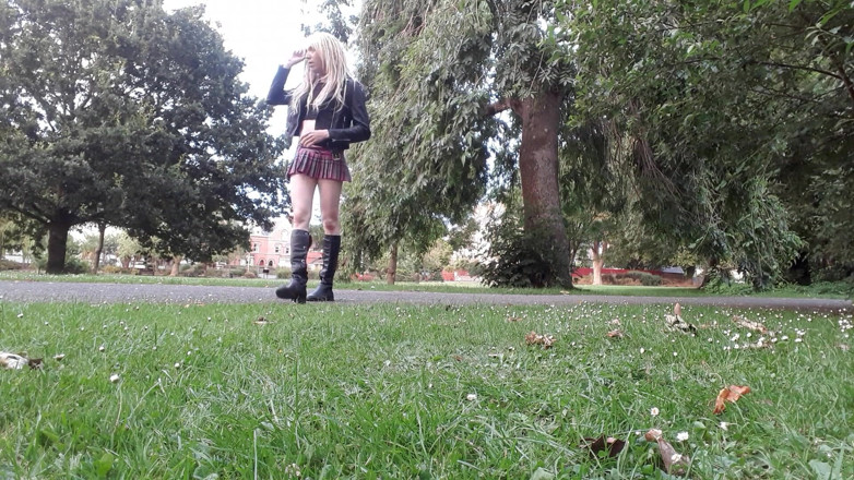 The Midnight Minx: 公園でリラックス