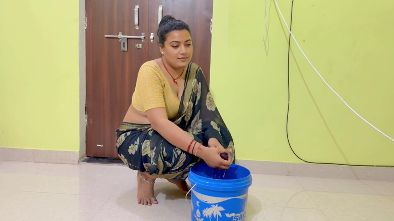 Hotty_ragini: I Was Cleaning the House, I Was on the Boss...