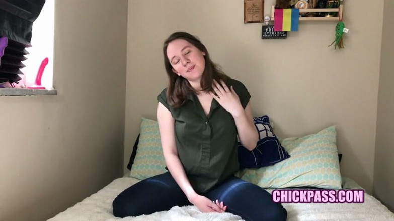 ChickPass Amateurs: La traviesa novata Tzara Marie usa un consolador en su...