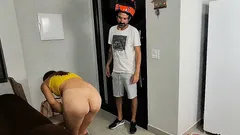 La ragazza sola che indossa solo un asciugamano da bagno riceve il ragazzo delle consegne!