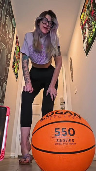 เทพธิดาสูง 6'7 ท้าทายถือบาสเก็ตบอลด้วยมือเดียว มือยักษ์คู่นี้จะครอบครองได้นานแค่ไหน?